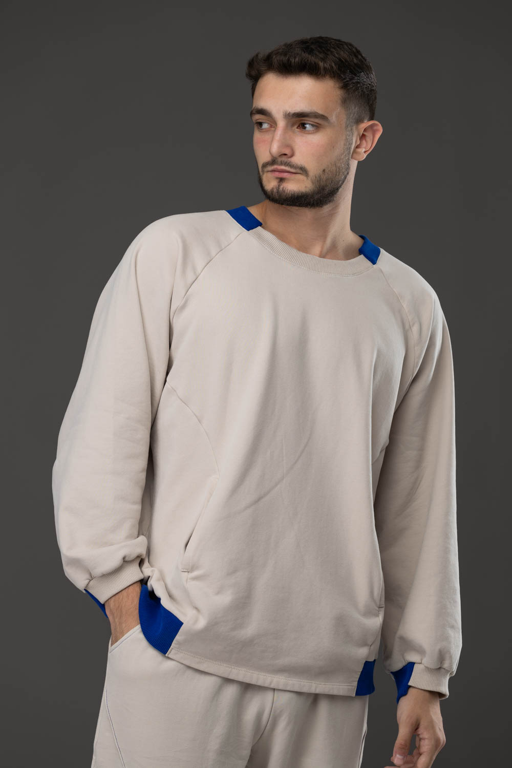 Sweatshirt with colored ribana